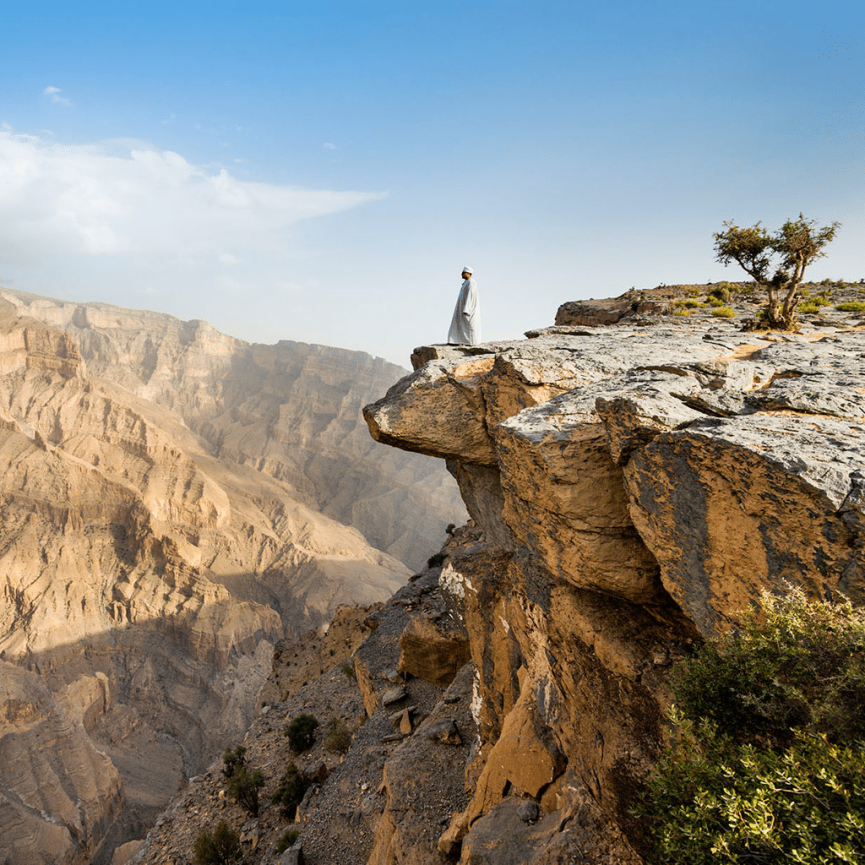 Туристы наслаждаются захватывающими видами снежных вершин, создающими атмосферу умиротворения и гармонии