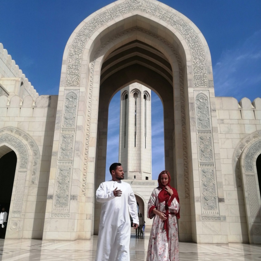 Туристы наслаждаются захватывающими видами снежных вершин, создающими атмосферу умиротворения и гармонии