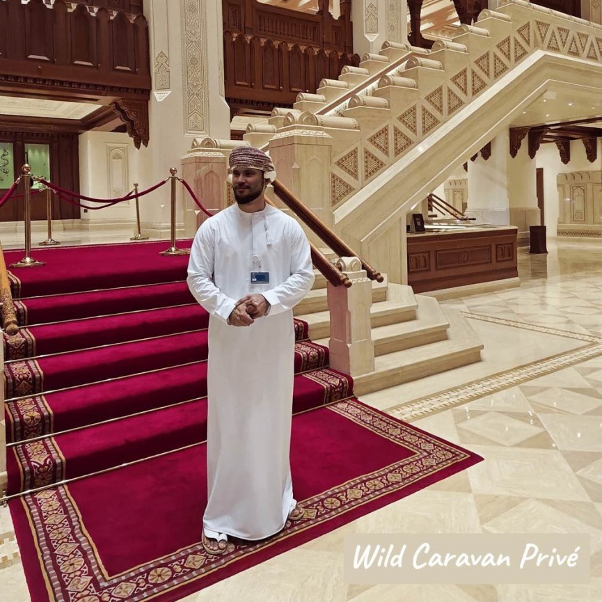 Туристы наслаждаются захватывающими видами снежных вершин, создающими атмосферу умиротворения и гармонии